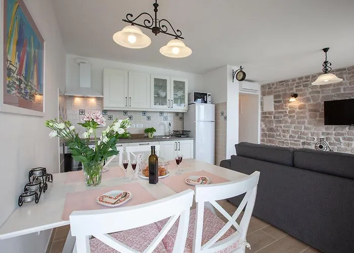 Apartament Mirona - *